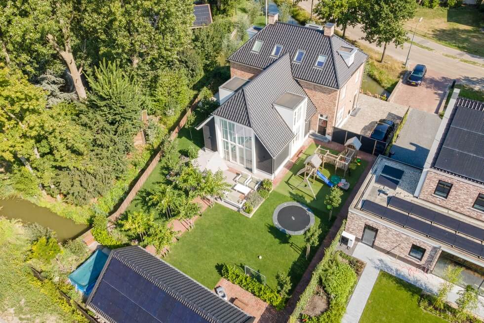 Landelijke kindvriendelijke tuin tot in de puntjes