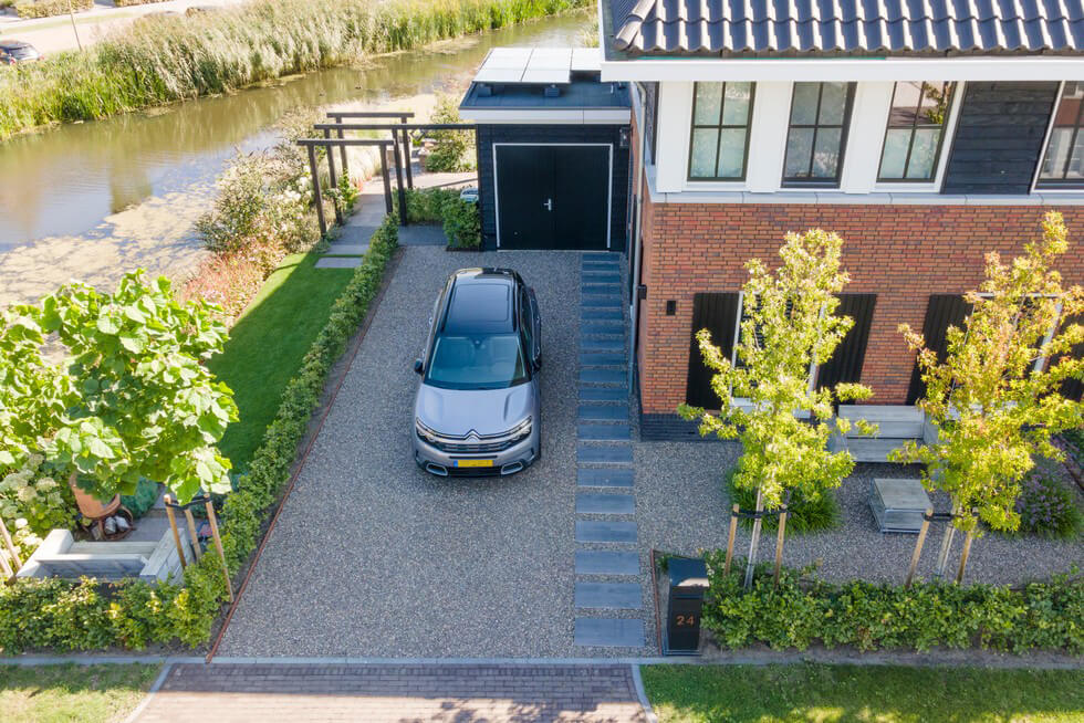 Compacte tuin aan de waterkant